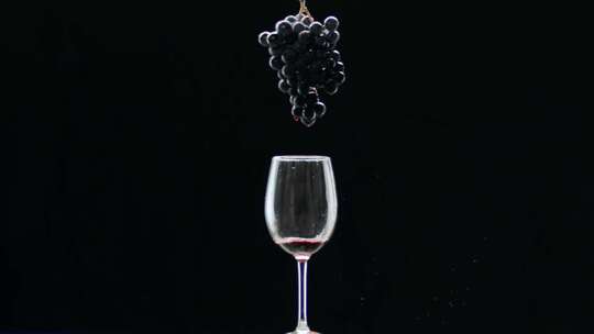 红酒流在一个成熟的葡萄美丽的影视素材为葡