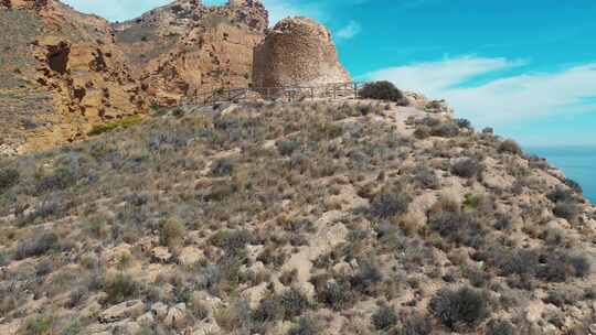 西班牙贝尼多姆镇一座旧堡垒瞭望台破旧废墟