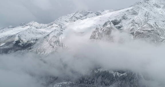 四姑娘山雪山山谷航拍云雾风景