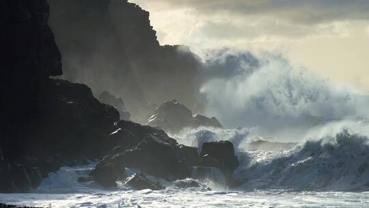海浪撞击岩石慢镜头