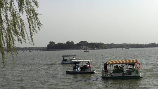 北京颐和园昆明湖上的游船及远处的南湖岛视频素材模板下载