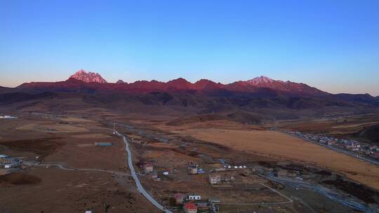 川西塔公草原和雪山日照金山