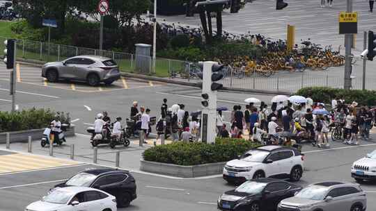 城市十字路口车流人流