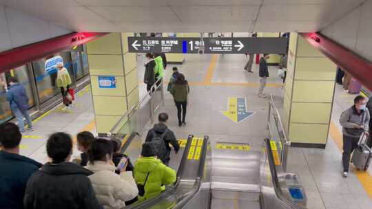 地铁人流站台等待旅客口罩扶梯