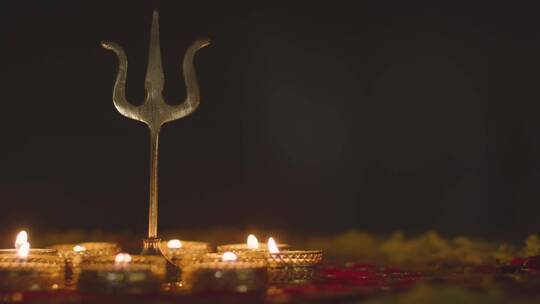 寺庙大殿内供桌上点的蜡烛和祭品