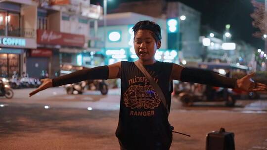 泰国旅游视频清迈街头快乐歌唱的泰国男孩