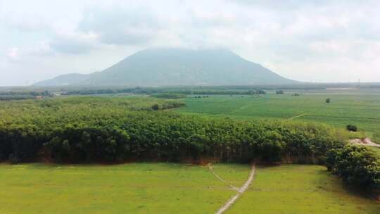 山林环绕的开阔草地风景