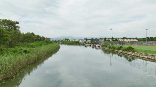 鸟瞰飞板技巧优雅在地中海波浪之上