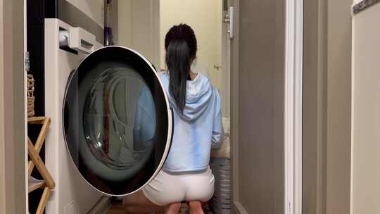 亚洲美女用洗衣机洗衣服