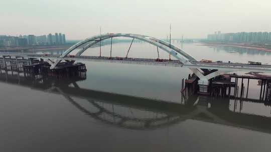 正在施工建设的城市跨江大桥视频素材模板下载