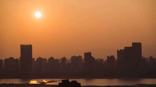 南昌城市夕阳在江边落下