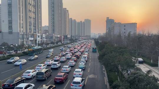 济南经十路傍晚，车水马龙的街道