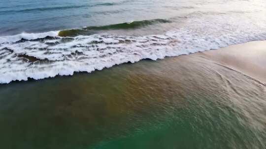 海浪拍打沙滩俯瞰画面