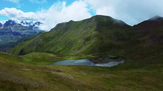 夏季山湖的鸟瞰图