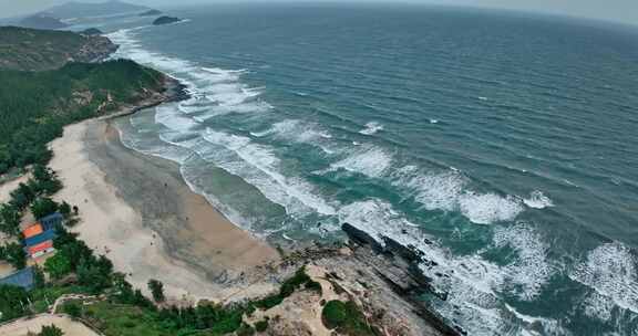 海岸礁石海浪航拍惠州黑排角惠东