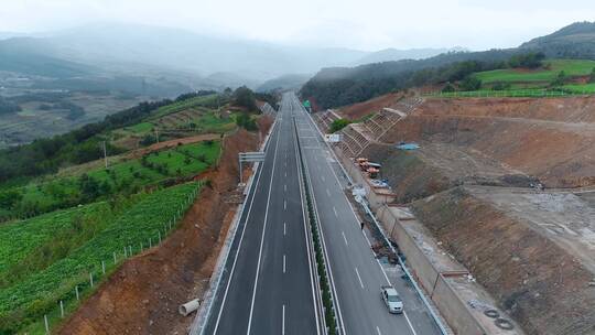 公路建设视频修建施工中的云南山区高速公路