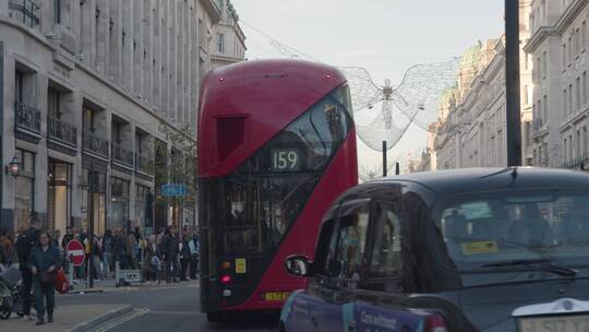 伦敦英国摄政街的圣诞节装饰视频素材模板下载