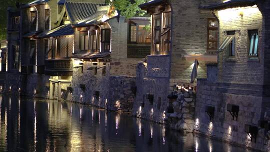 北京古北水镇夜间河岸景色