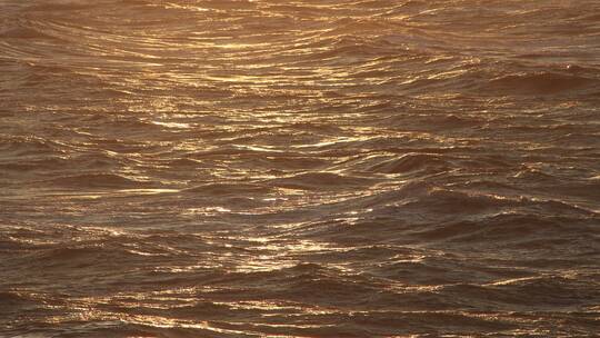 金色余晖中的海面波浪