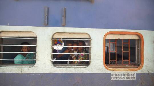 火车上带着孩子的印度女人