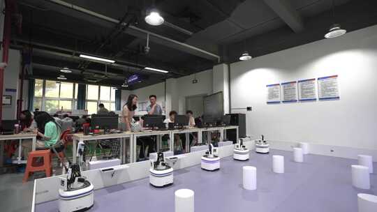大学智造创新工厂学生操作工业智能机器人2