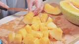 哈密瓜削皮切块去籽甜瓜保鲜膜保鲜切水果切高清在线视频素材下载