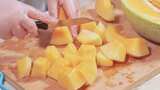 哈密瓜削皮切块去籽甜瓜保鲜膜保鲜切水果切高清在线视频素材下载