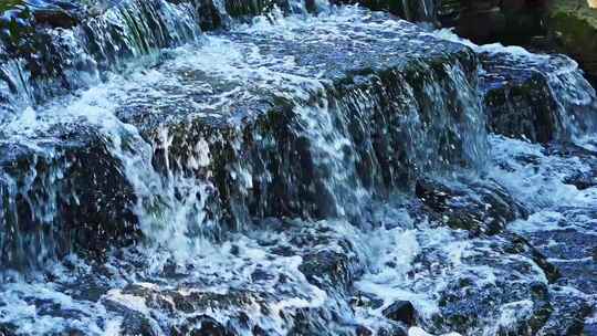 小溪流水溅起白色水花