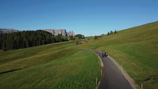 南蒂罗尔多洛米蒂夏季在Seiser Alm Alpe di Siusi徒步旅行的人们