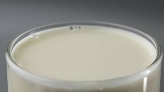 升格拍摄一滴牛奶落到液面创意视频