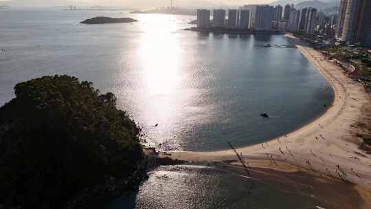 空中俯瞰岩石海岸边的碧绿海水