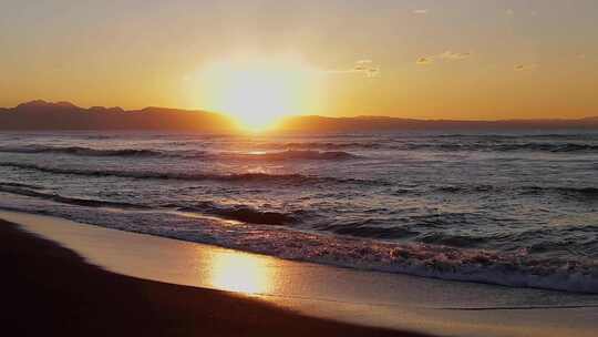 海边海滩日出日落海浪翻滚大海波浪拍打沙滩