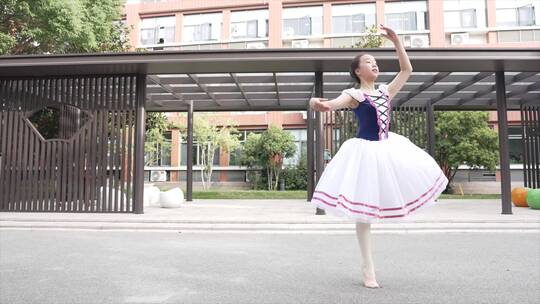 4K女孩在学校跳芭蕾舞阳光校园青春