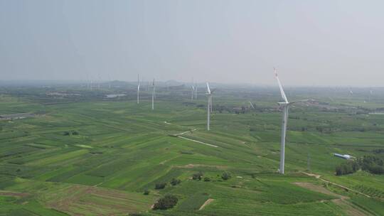 4k 航拍乡村农田机械能风力发电机
