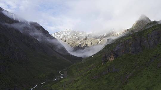 航拍云雾缥缈的雪山峡谷风光