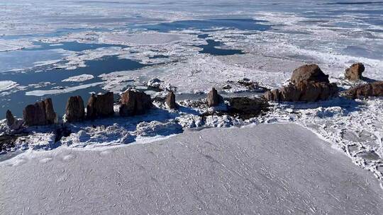 冰雪覆盖的海面 岩石 海冰 大连排石景区