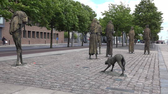 街道边饥荒者和狗的雕像