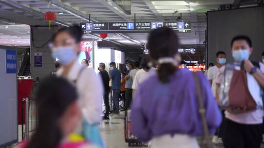 动车站出口人流地下通道车站地铁行人群旅客视频素材模板下载