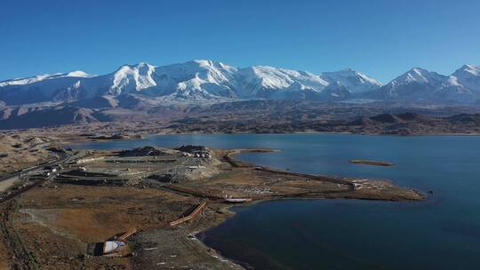 新疆公格尔九别峰雪山中巴公路