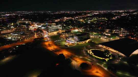 航拍得克萨斯州奥斯汀市中心体育场夜景灯光视频素材模板下载