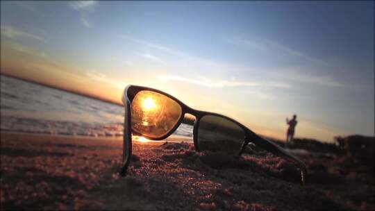 人文艺术黄昏阳光眼镜沙滩海浪有人在走路