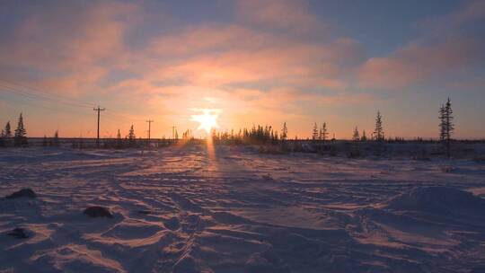 北极冰冻苔原上的日出