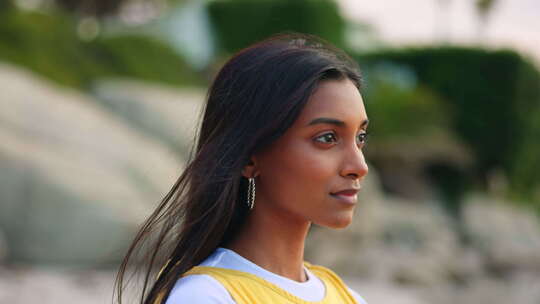 在户外度假时，在海滩或大自然中呼吸、平静