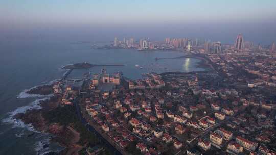 4K青岛老城区天际线建筑海洋航拍视频