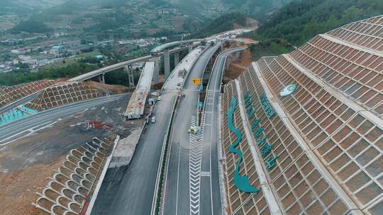 公路建设视频架桥施工中的云南宁永高速公路