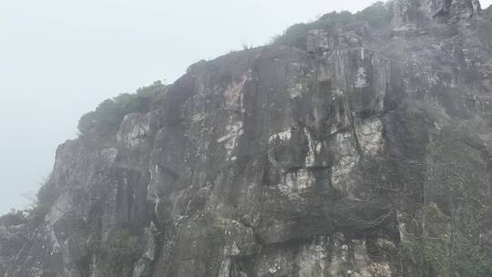 云雾缭绕的石壁悬崖