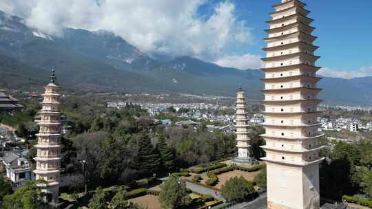 大理苍山下的崇圣寺三塔航拍风光视频素材模板下载