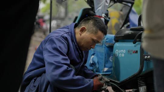 街头修车，电瓶车