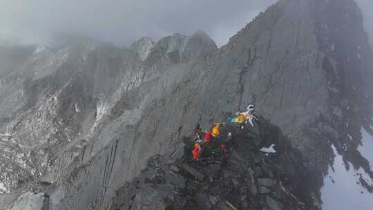 航拍登顶川西横断山脉乌库楚雪山的登山者