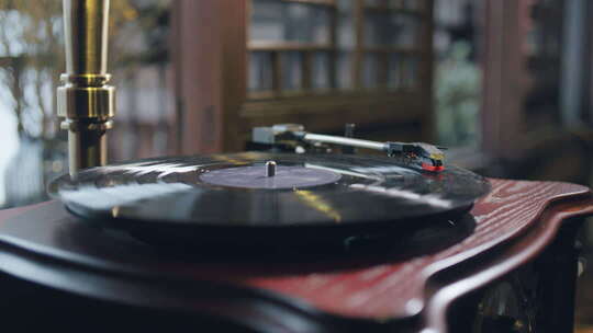 老式唱机播放黑胶唱片的特写